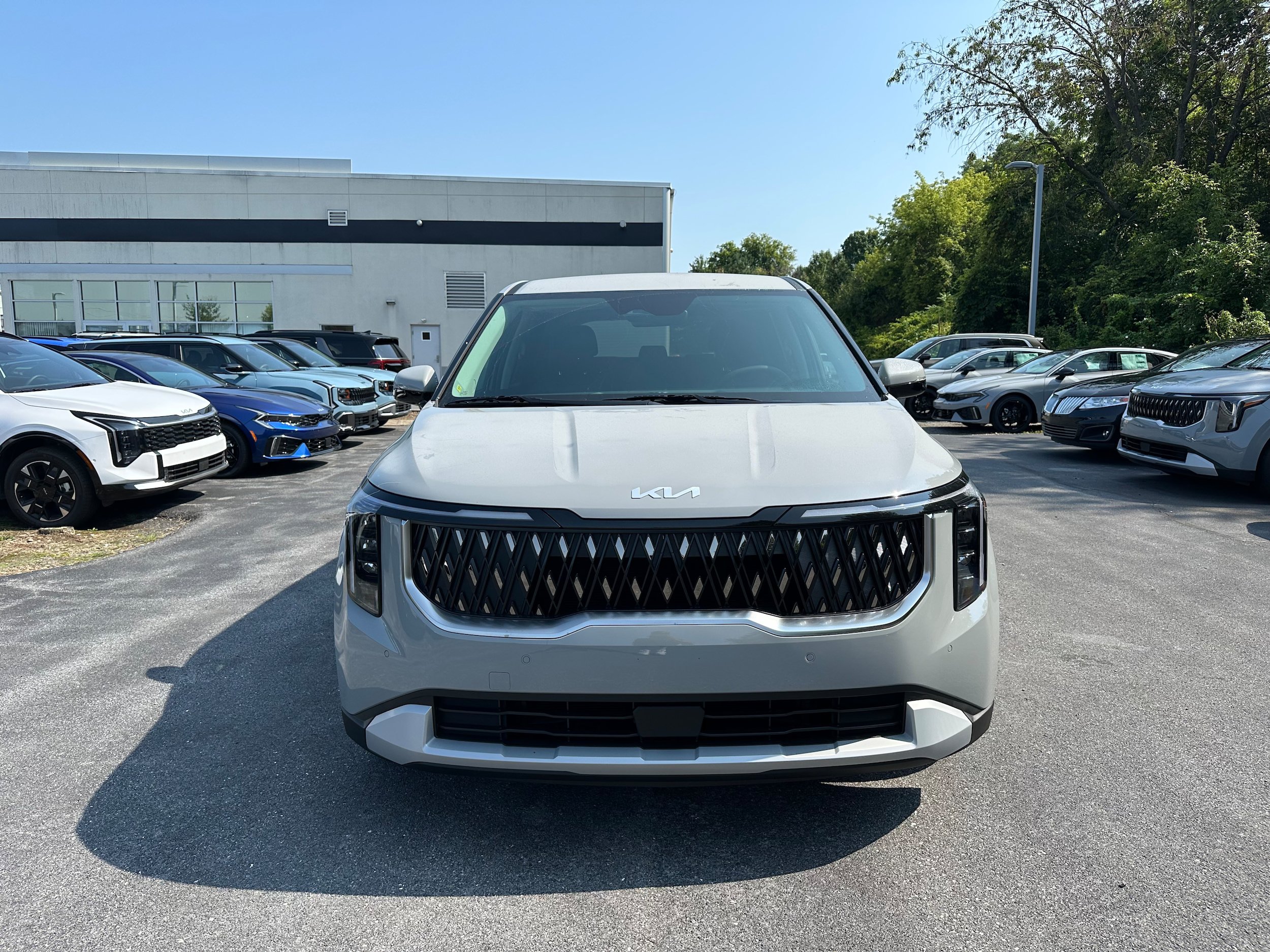 New 2027 Kia Carnival FWD image 2