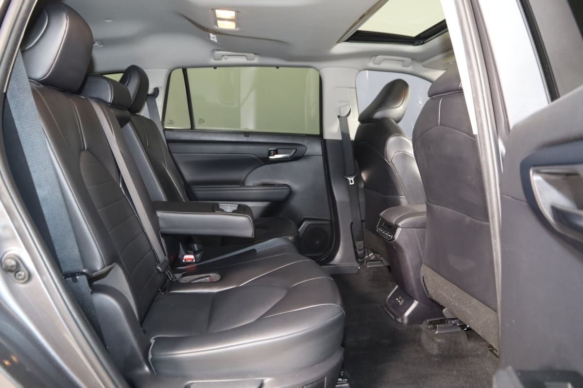 Used 2022 Toyota Highlander XLE FWD image 13