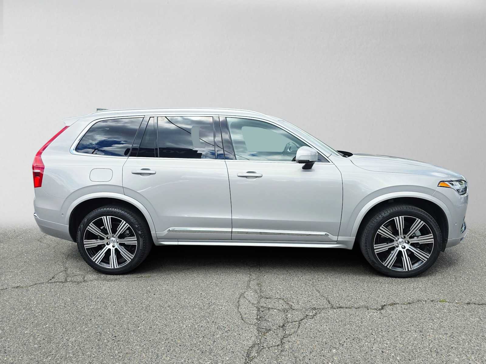 Certified 2025 Volvo XC90 T8 Plus w/ Protection Package Premier AWD/4WD image 2