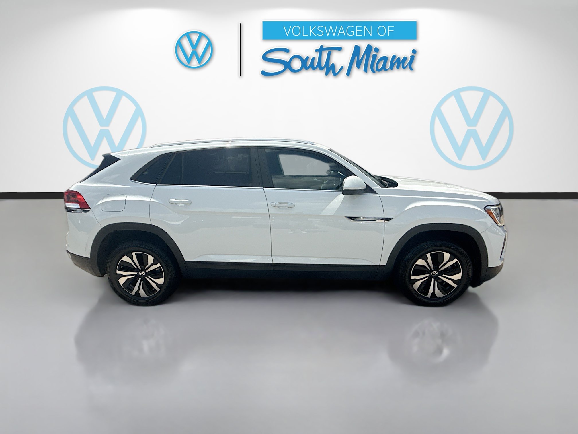 Certified 2024 Volkswagen Atlas Cross Sport SE FWD image 8
