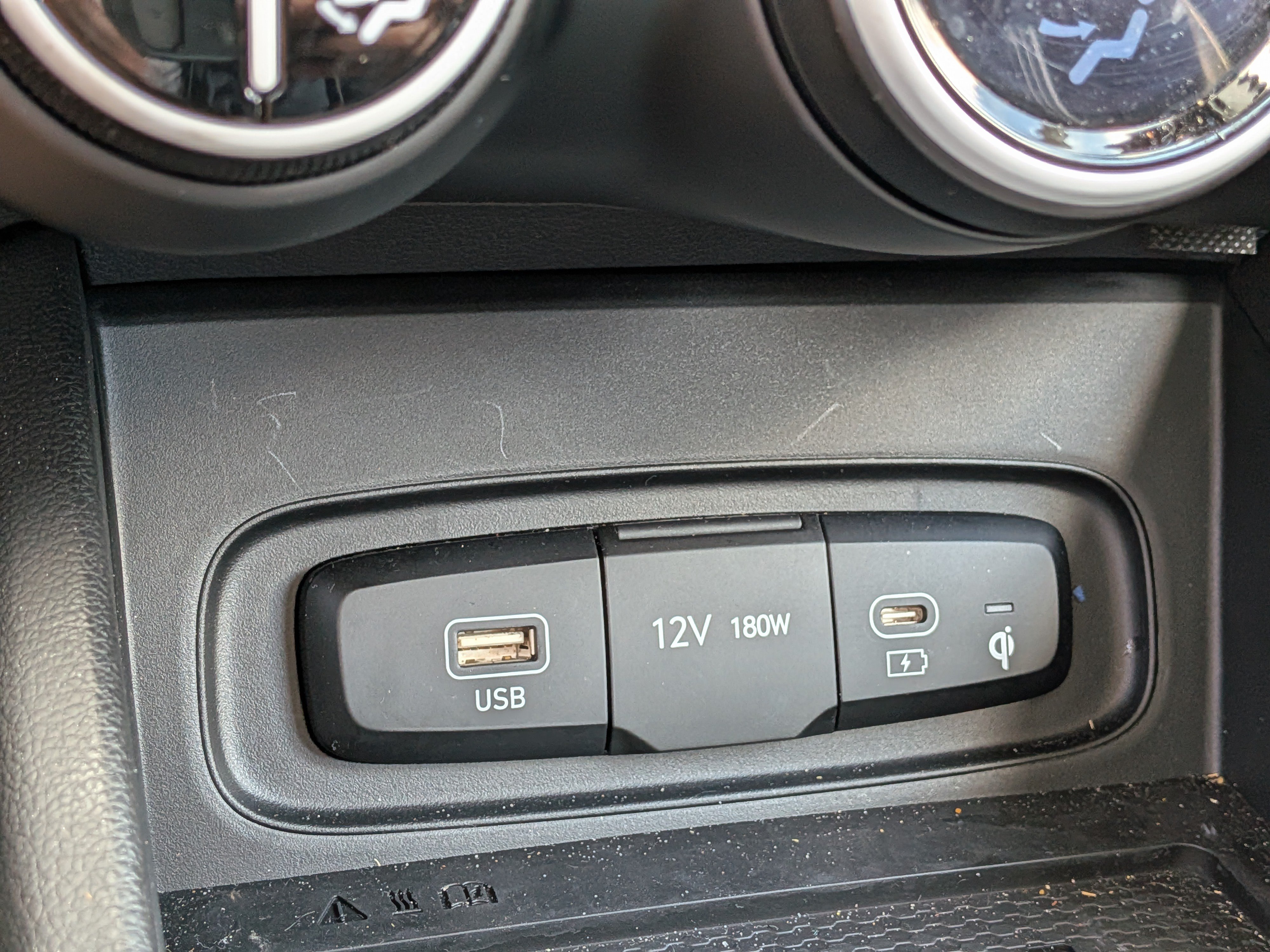 Used 2025 Hyundai Venue Limited FWD image 30