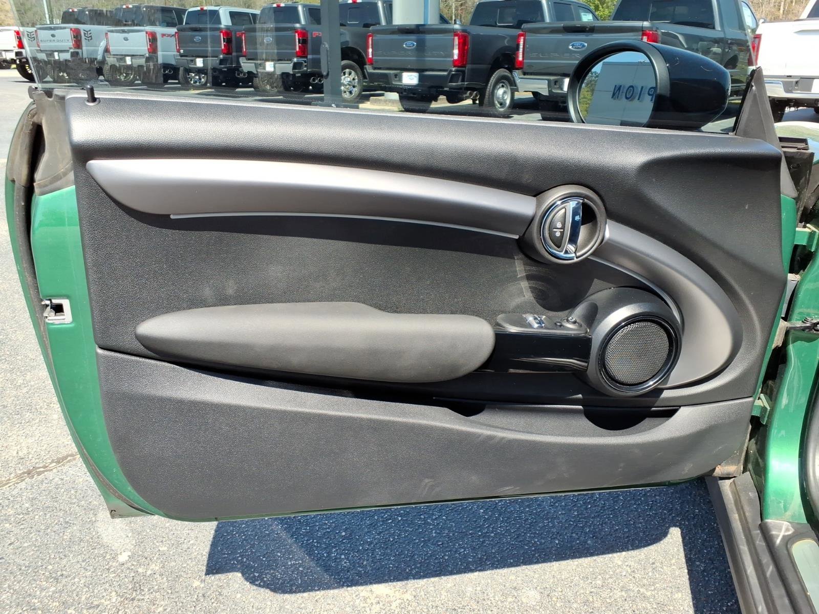 Used 2022 MINI Cooper 2-Door Hardtop image 8