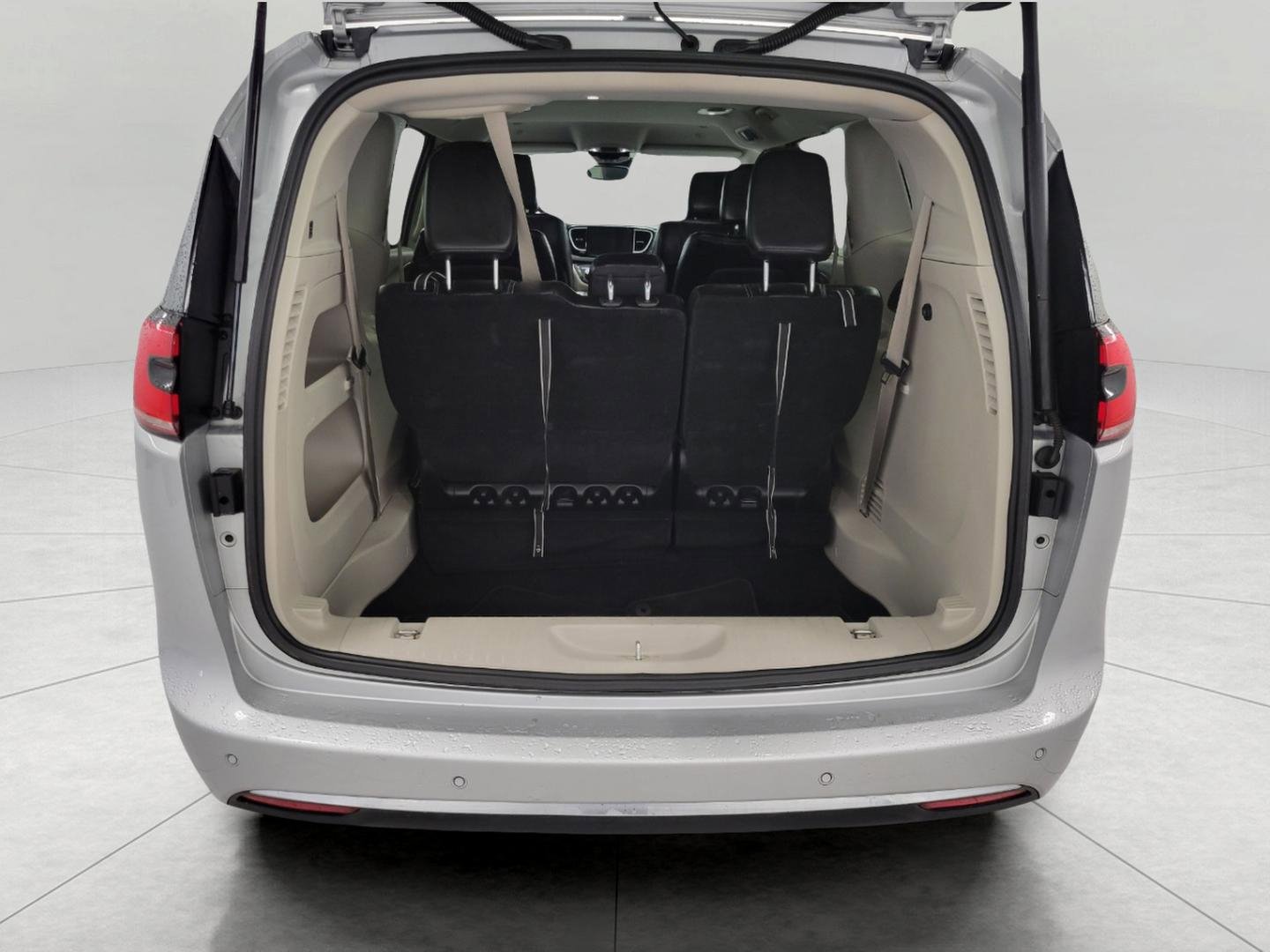 Used 2024 Chrysler Pacifica Touring-L image 14