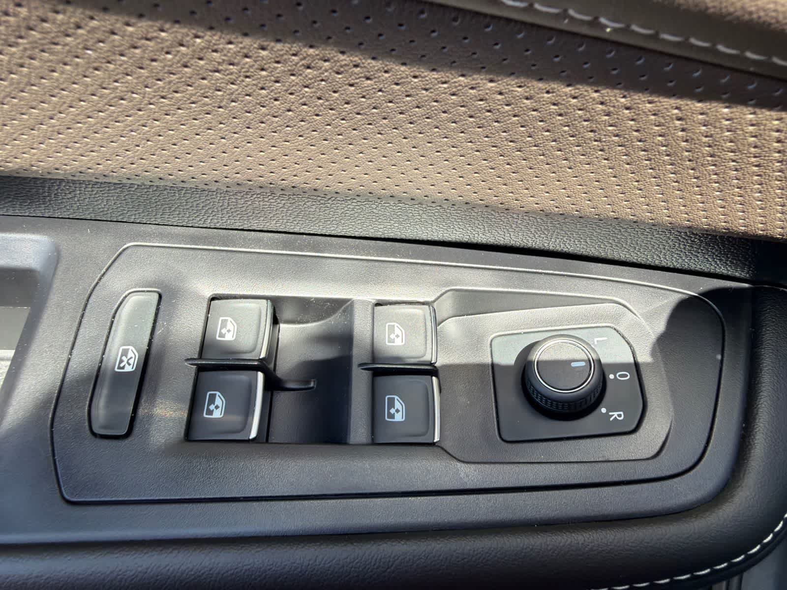 Used 2025 Volkswagen Atlas SEL AWD/4WD image 24
