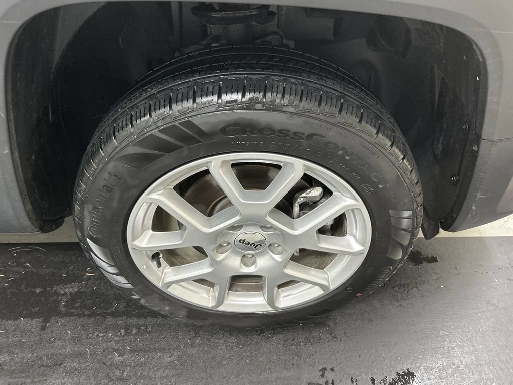 Certified 2023 Jeep Renegade Latitude w/ Premium Group AWD/4WD image 8