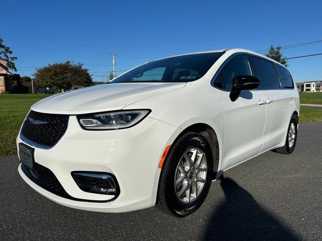 Used 2025 Chrysler Pacifica Select FWD image 1