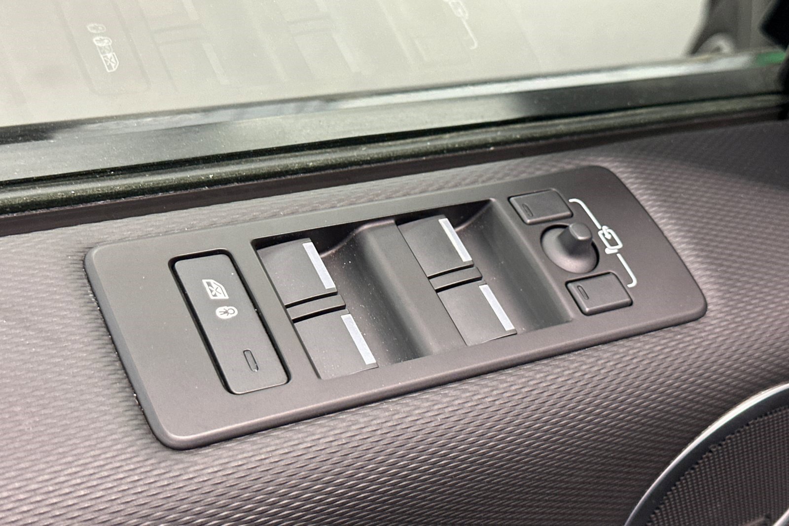 Used 2023 Land Rover Discovery S R-Dynamic image 15