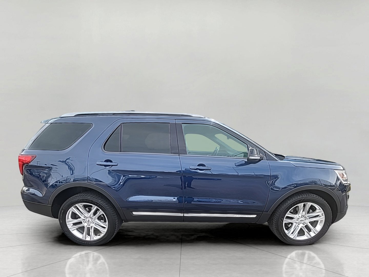 Used 2016 Ford Explorer XLT w/ Equipment Group 202A image 6