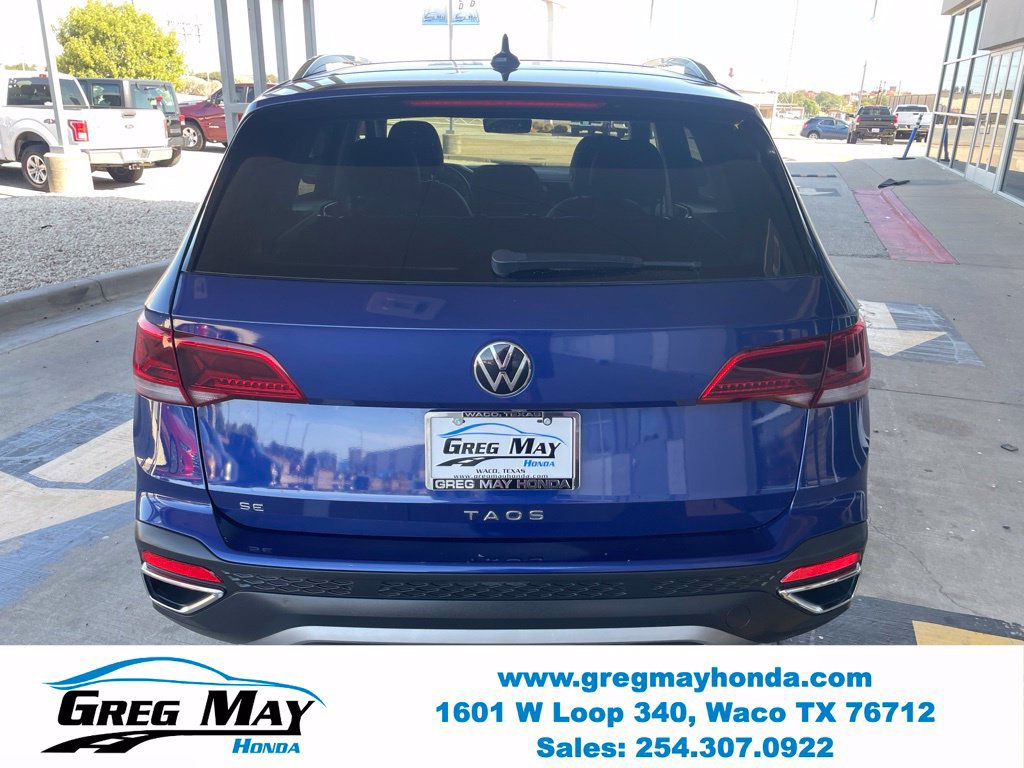 Used 2022 Volkswagen Taos SE w/ Panoramic Sunroof Package FWD image 4