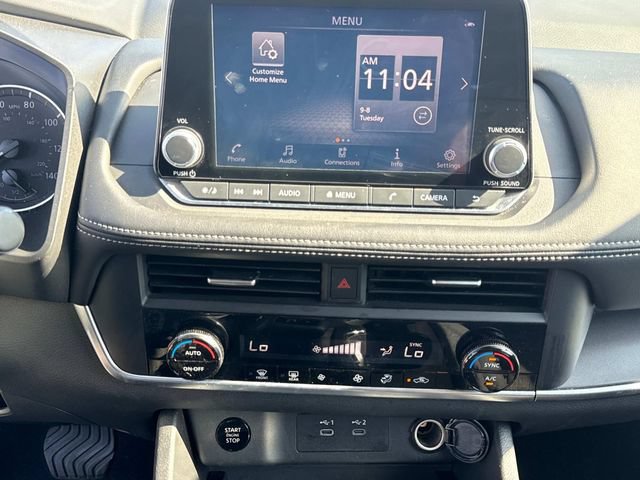 Used 2025 Nissan Rogue SV FWD image 29