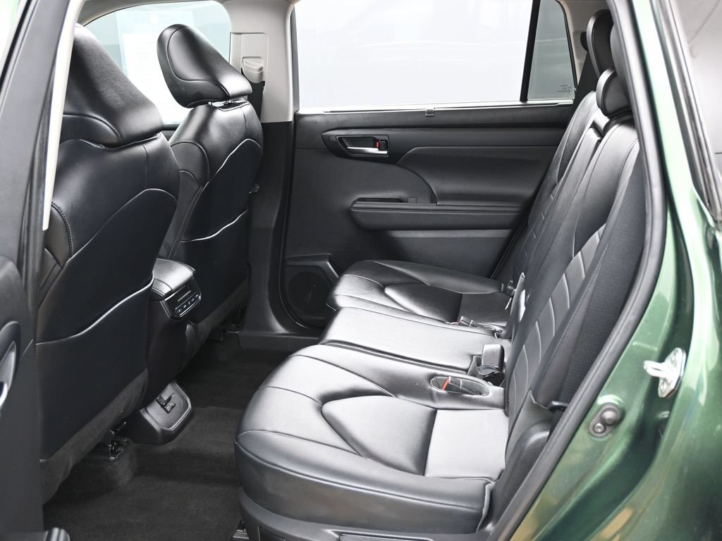 Used 2023 Toyota Highlander XLE AWD/4WD image 34