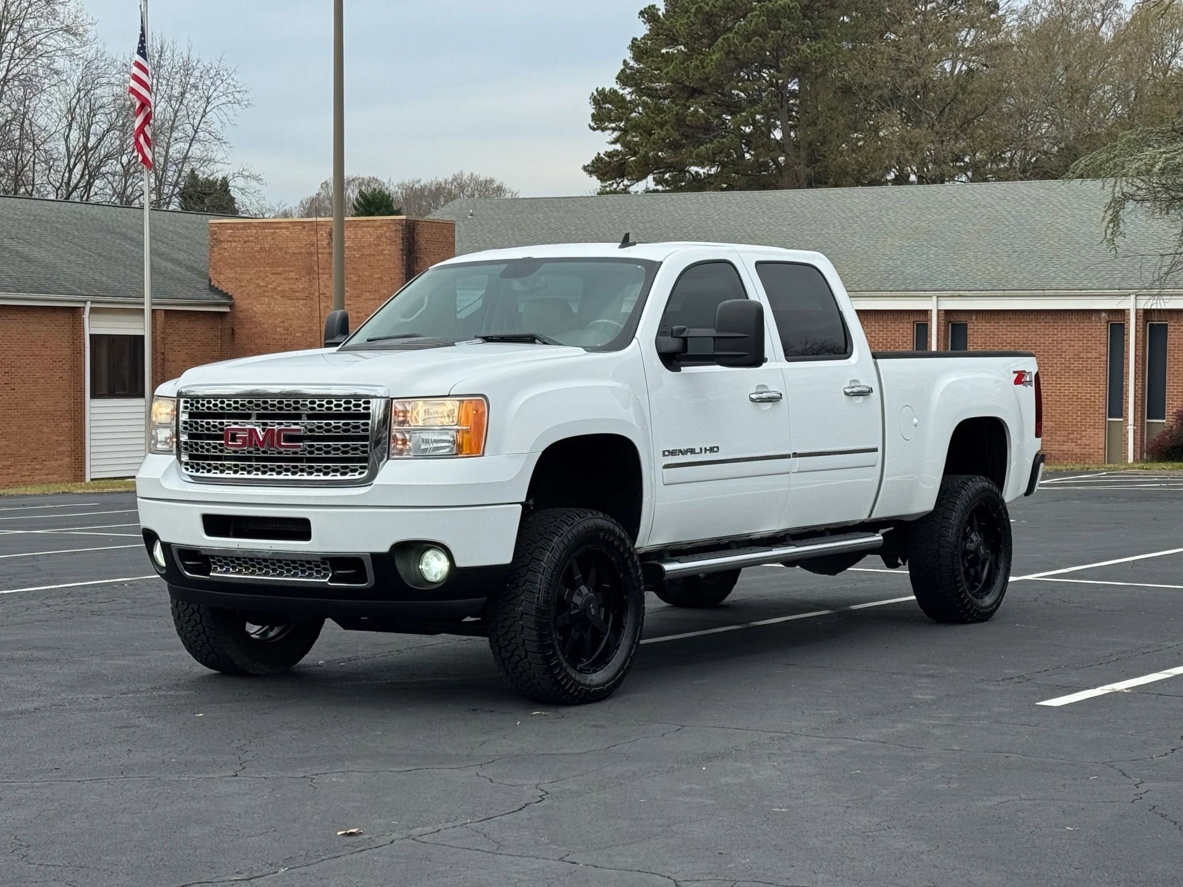 Used 2014 GMC Sierra 2500 Denali w/ Suspension Package, Off-Road image 1