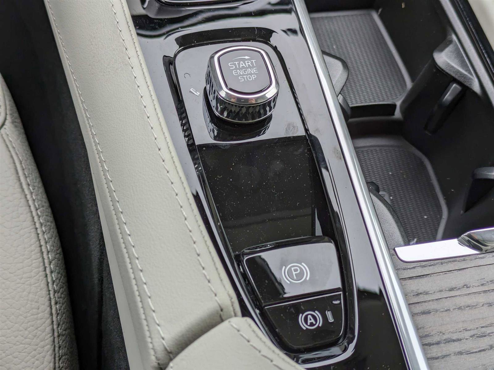 New 2024 Volvo XC90 T8 Plus image 30