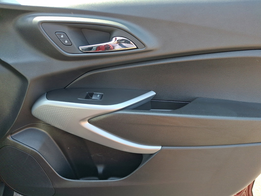 Used 2025 Chevrolet Trax RS image 10