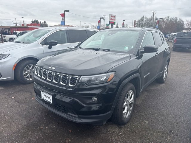 Used 2024 Jeep Compass Latitude image 2