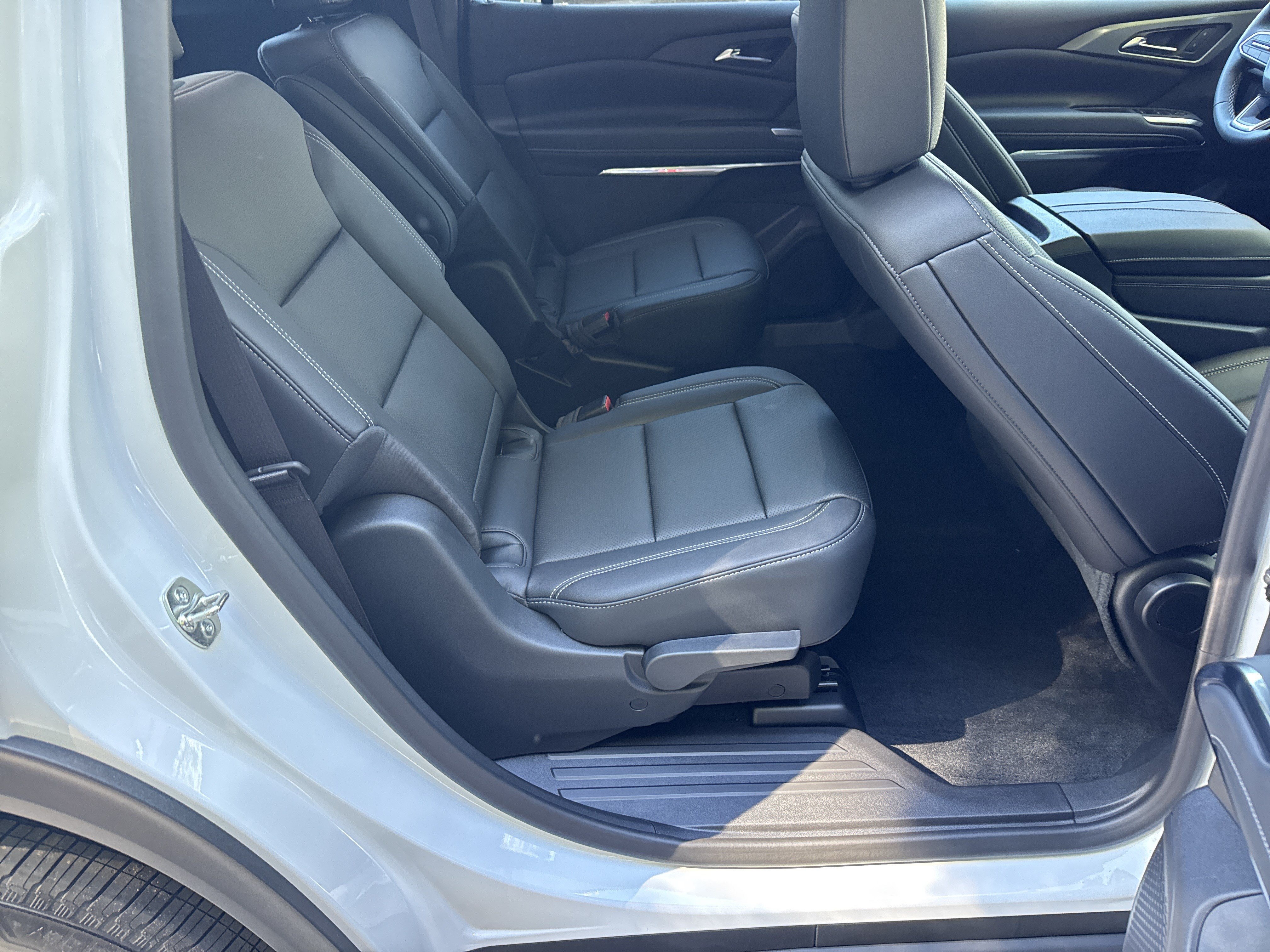 New 2027 Chevrolet Traverse LT w/ LPO, Floor Liner Package FWD image 15