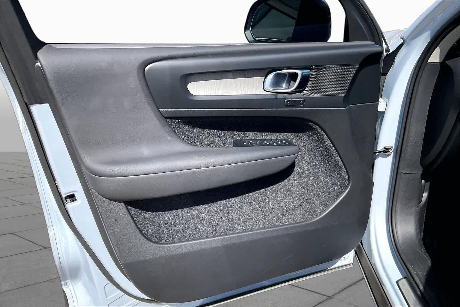 Used 2026 Volvo XC40 B4 Core FWD image 23