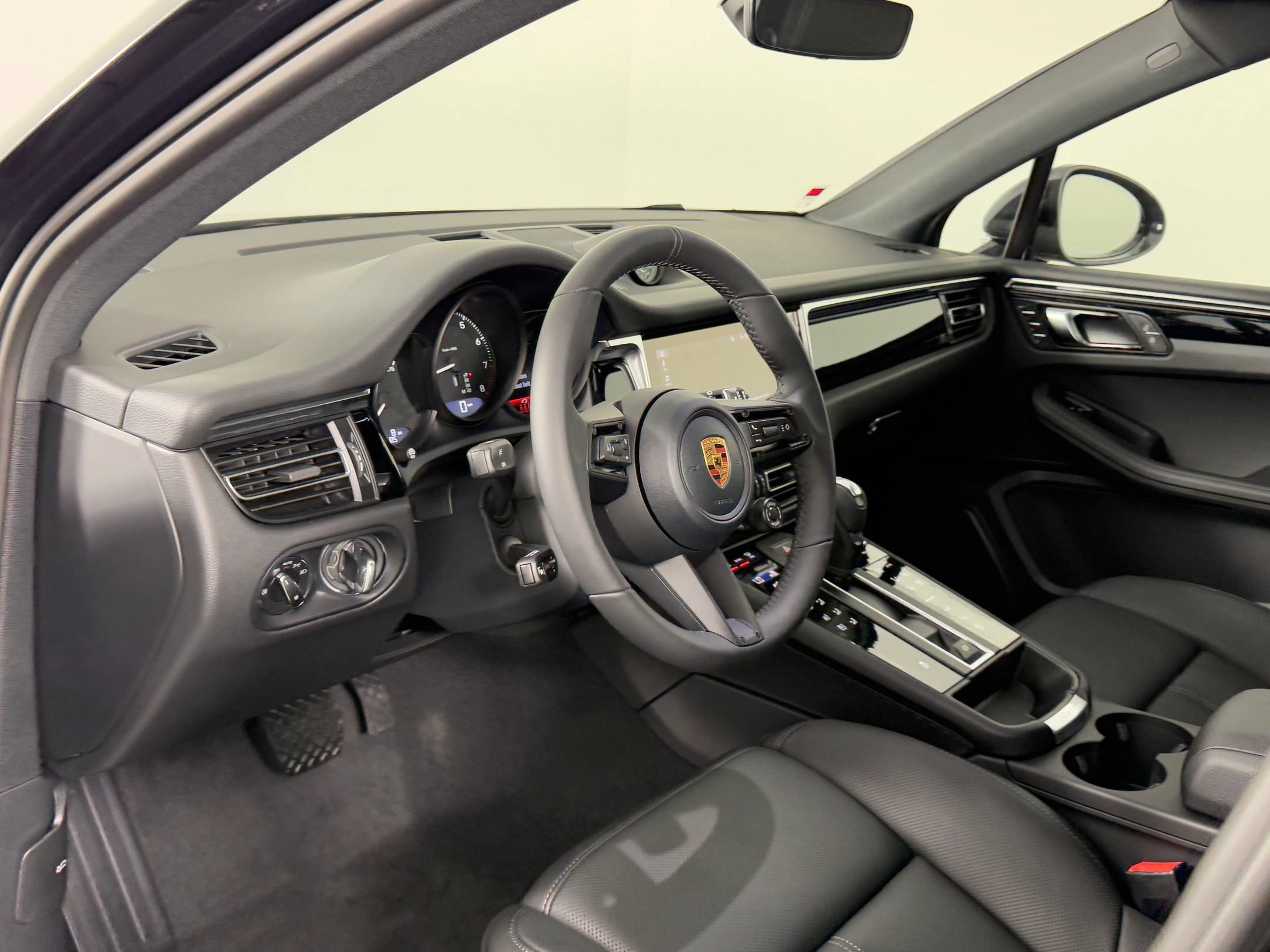 Certified 2026 Porsche Macan AWD/4WD image 4