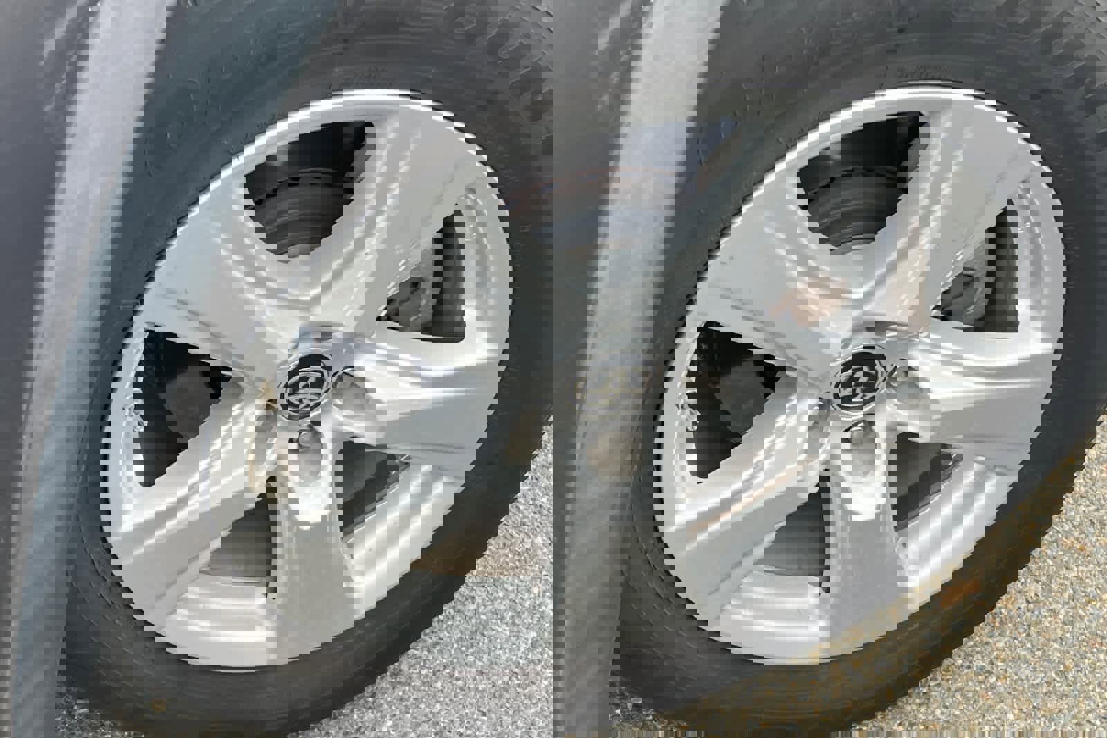 Used 2020 Toyota Highlander LE image 12