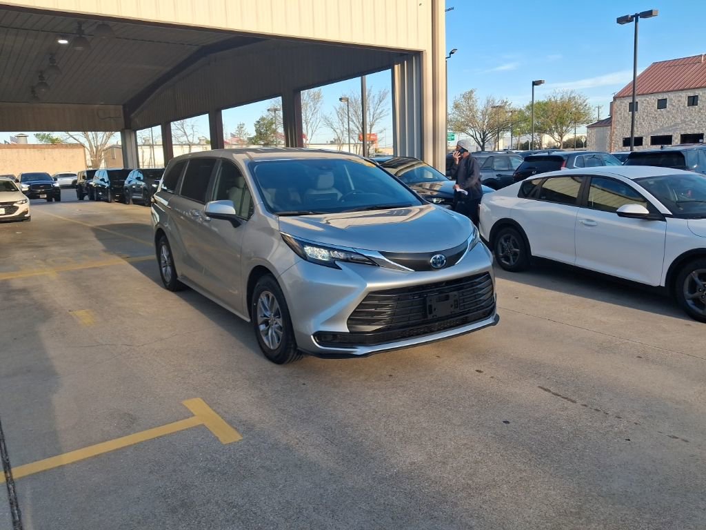 Used 2025 Toyota Sienna LE image 6