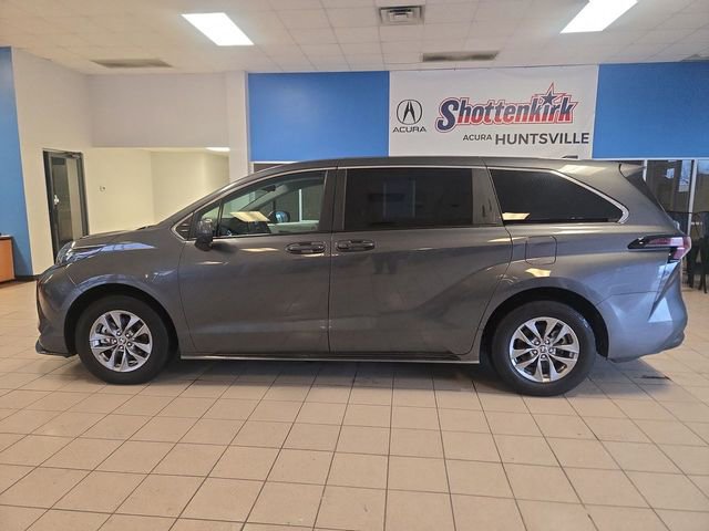 Used 2025 Toyota Sienna LE image 5