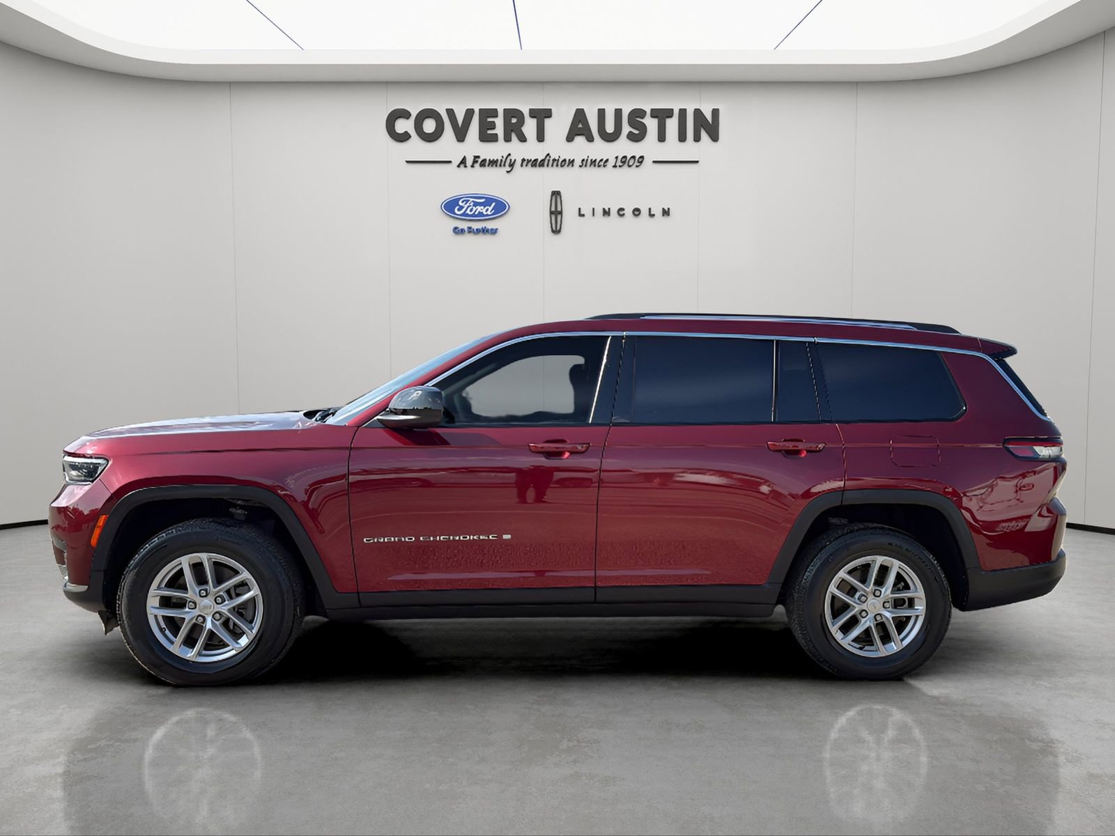 Used 2024 Jeep Grand Cherokee L Laredo RWD image 2