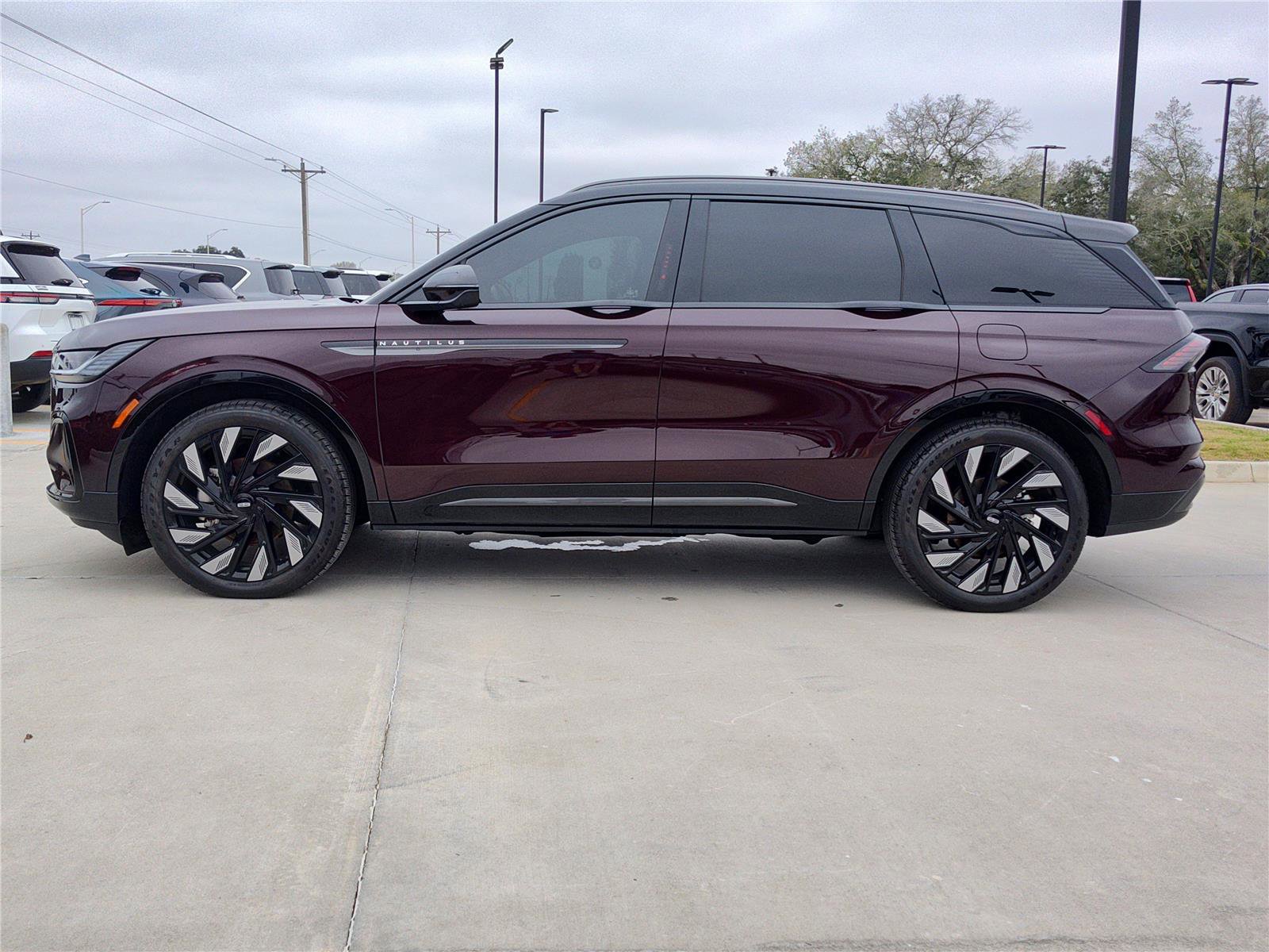 Used 2025 Lincoln Nautilus Reserve image 3