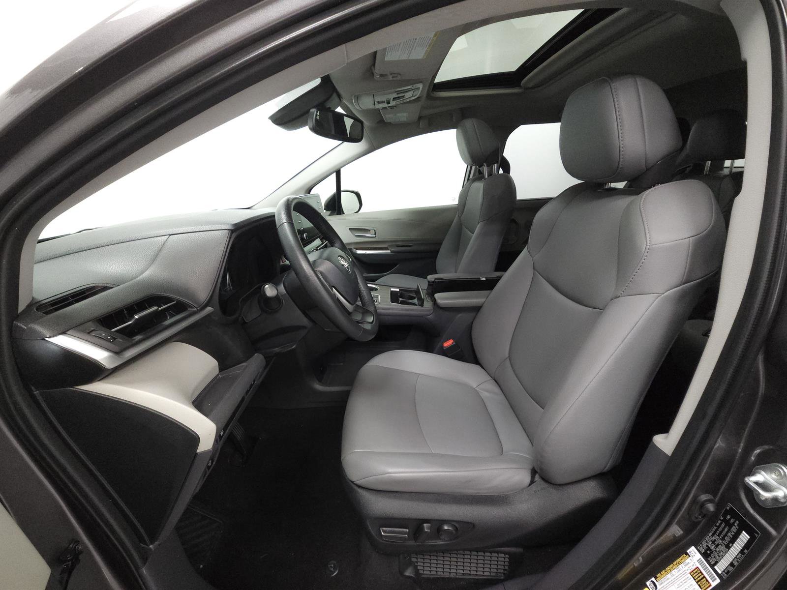 Used 2022 Toyota Sienna XLE AWD/4WD image 4