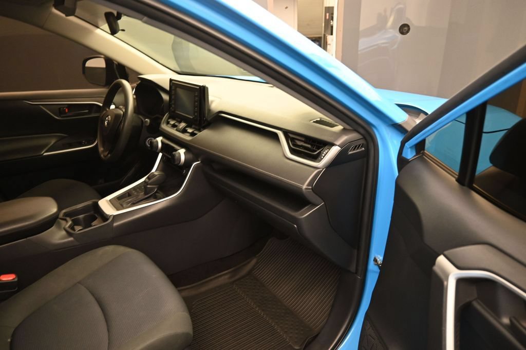 Used 2019 Toyota RAV4 LE w/ All Weather Liner Package AWD/4WD image 10