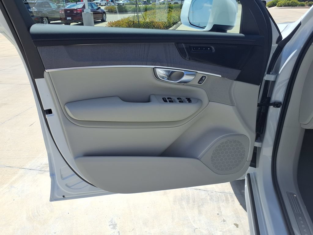 New 2026 Volvo XC90 T8 Ultra w/ Protection Package Premier AWD/4WD image 13