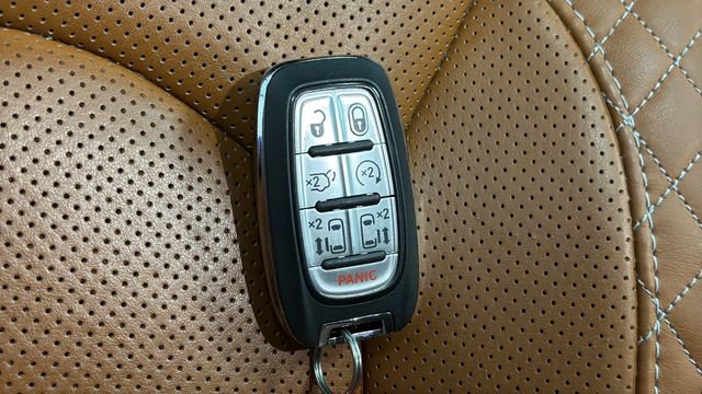 Used 2025 Chrysler Pacifica Pinnacle w/ Trailer Tow Group AWD/4WD image 21