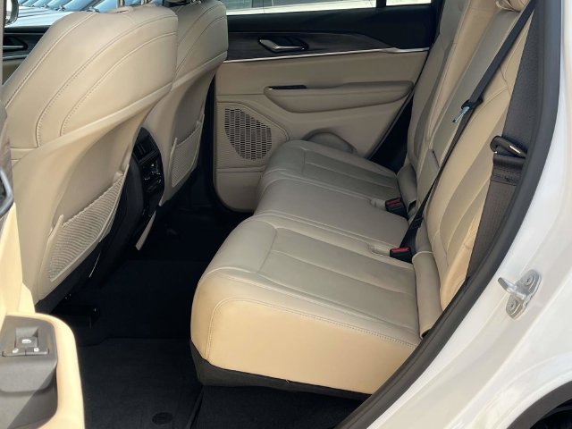 Used 2023 Jeep Grand Cherokee Limited w/ Black Appearance Package RWD image 15