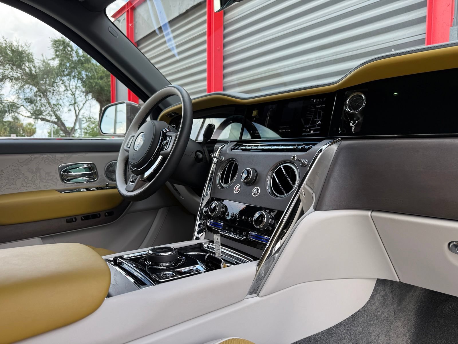 Used 2025 Rolls-Royce Cullinan AWD/4WD image 36