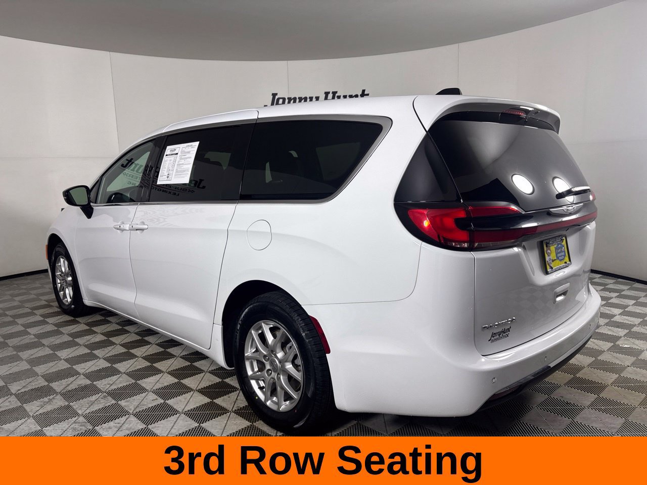 Used 2025 Chrysler Pacifica Select FWD image 9