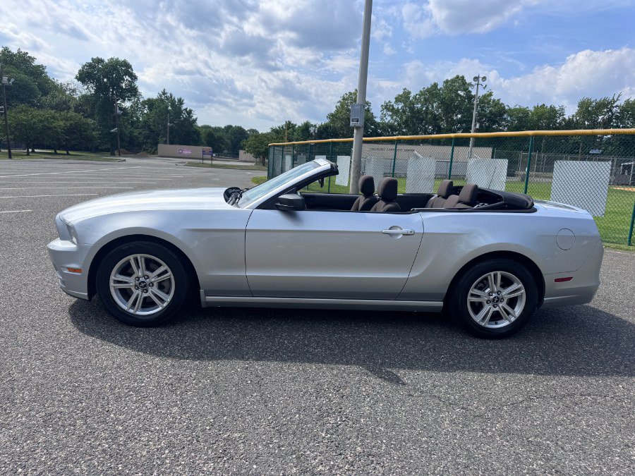 Used 2013 Ford Mustang Convertible RWD image 9