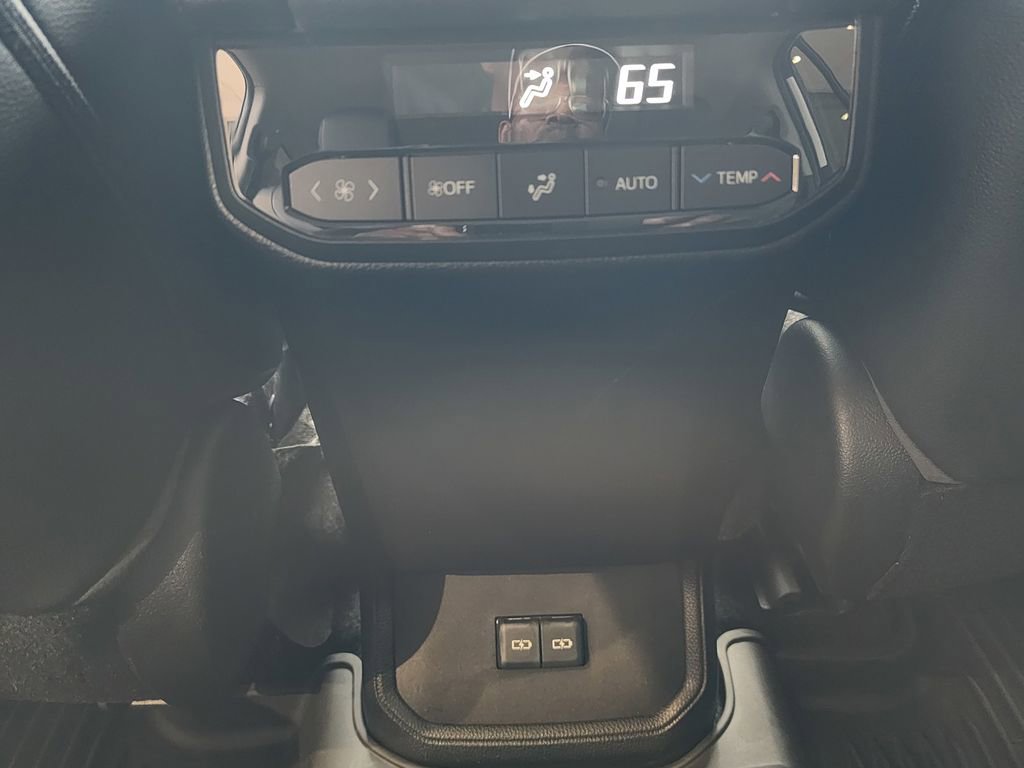 Used 2023 Toyota Highlander XLE image 14