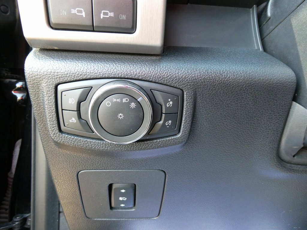 Used 2017 Ford F150 Platinum w/ Equipment Group 701A Luxury image 23