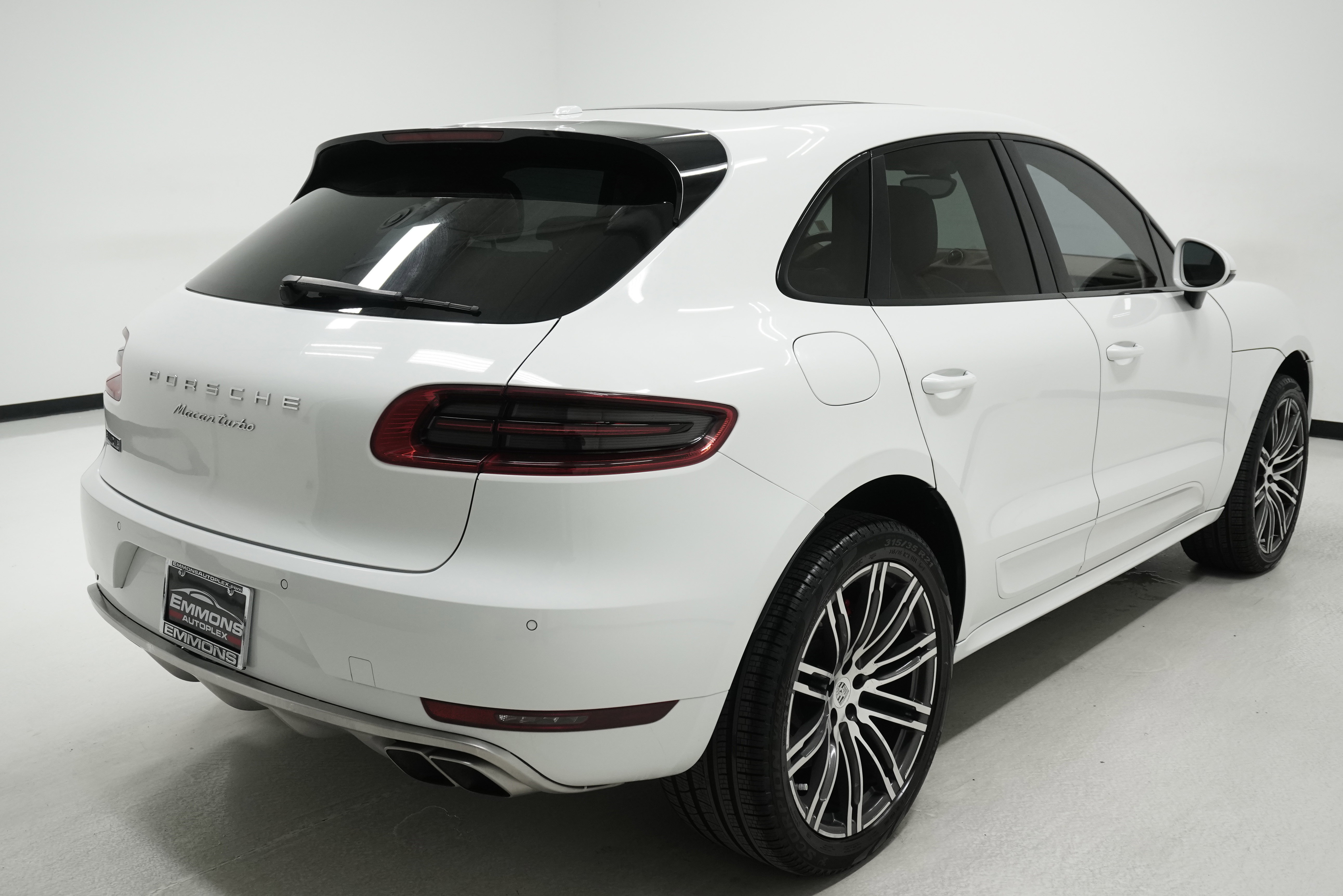 Used 2015 Porsche Macan Turbo image 4
