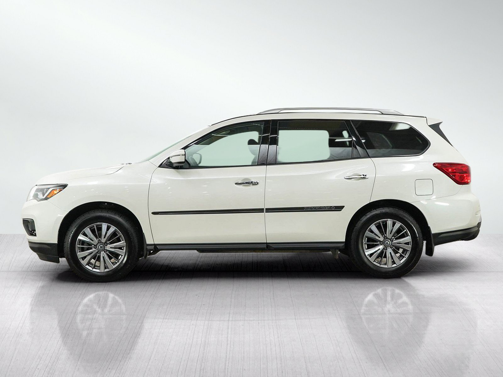 Used 2019 Nissan Pathfinder S AWD/4WD image 2