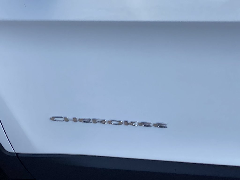 Used 2018 Jeep Cherokee Latitude w/ Safety Group FWD image 27