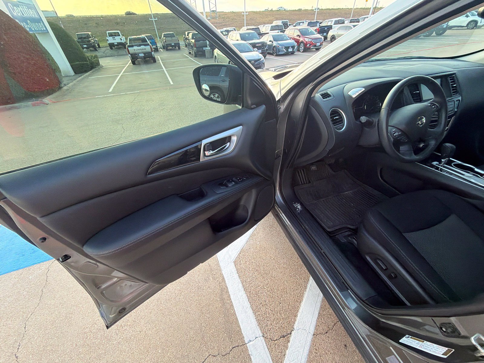 Used 2020 Nissan Pathfinder SV FWD image 8