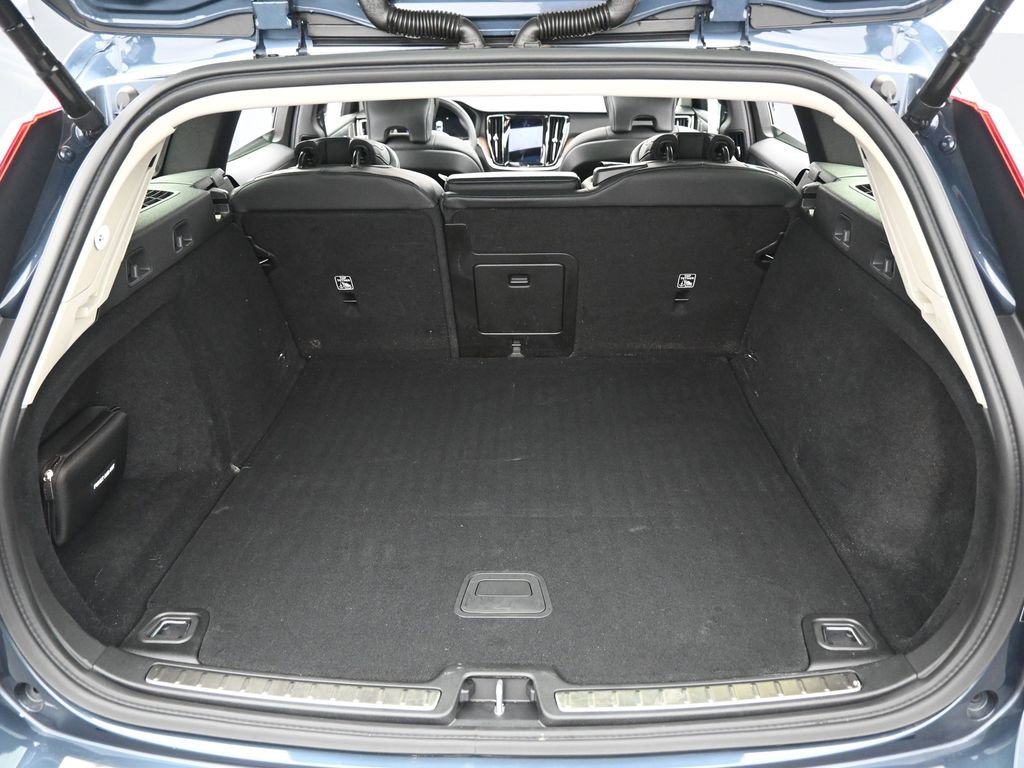 Used 2023 Volvo V60 B5 Cross Country Plus w/ Climate Package image 26