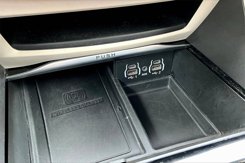 Used 2022 Chrysler Pacifica Limited image 16