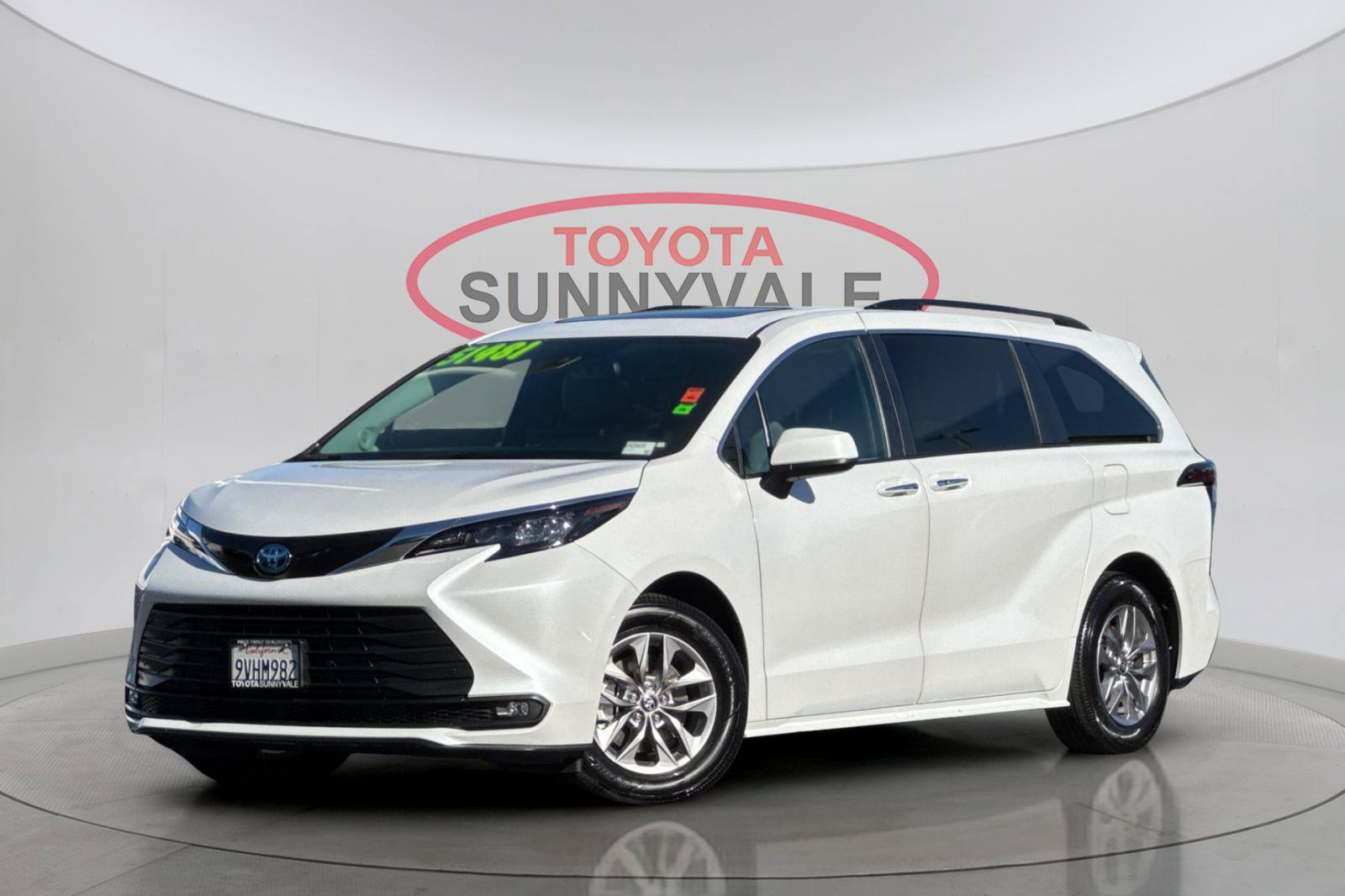 Used 2025 Toyota Sienna XLE FWD image 2