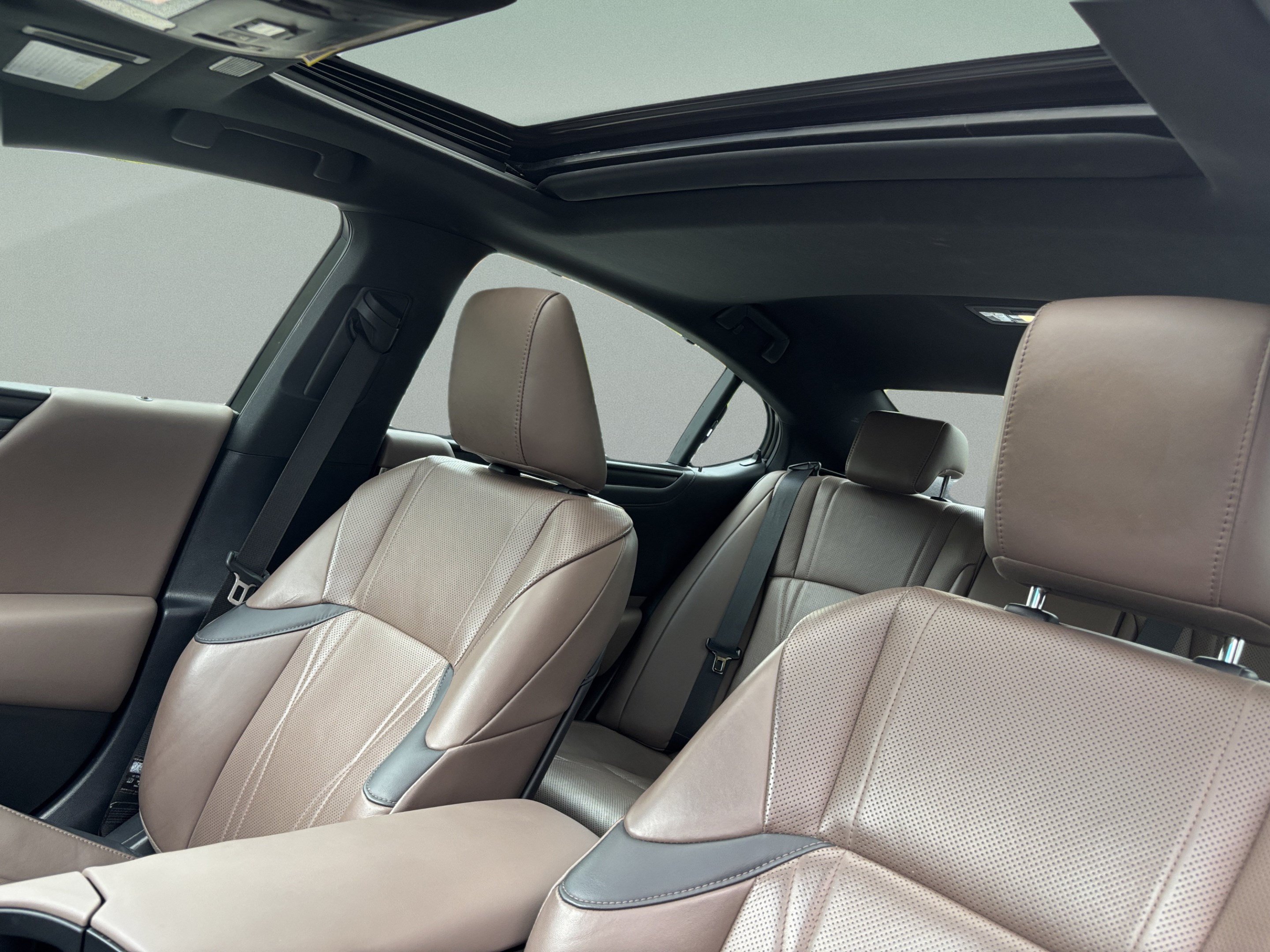 Used 2024 Lexus ES 300h Ultra Luxury w/ Accessory Package (Z2) FWD image 20
