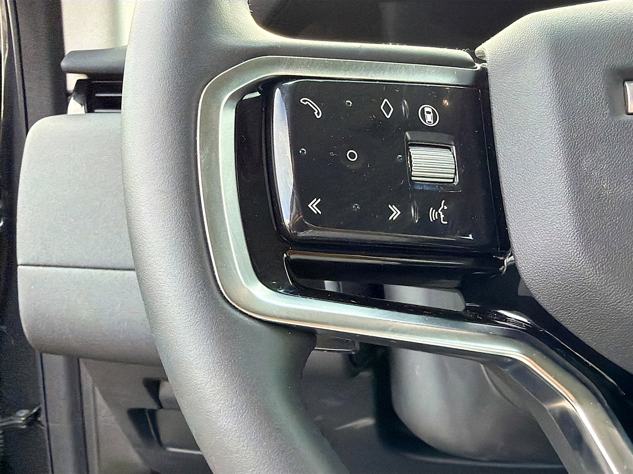 Used 2025 Land Rover Discovery Sport S image 36