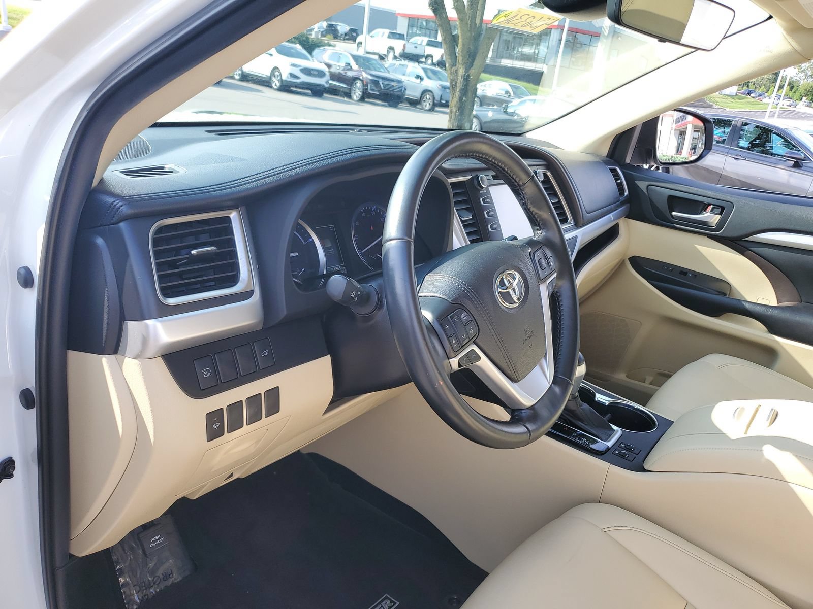 Used 2019 Toyota Highlander XLE AWD/4WD image 19
