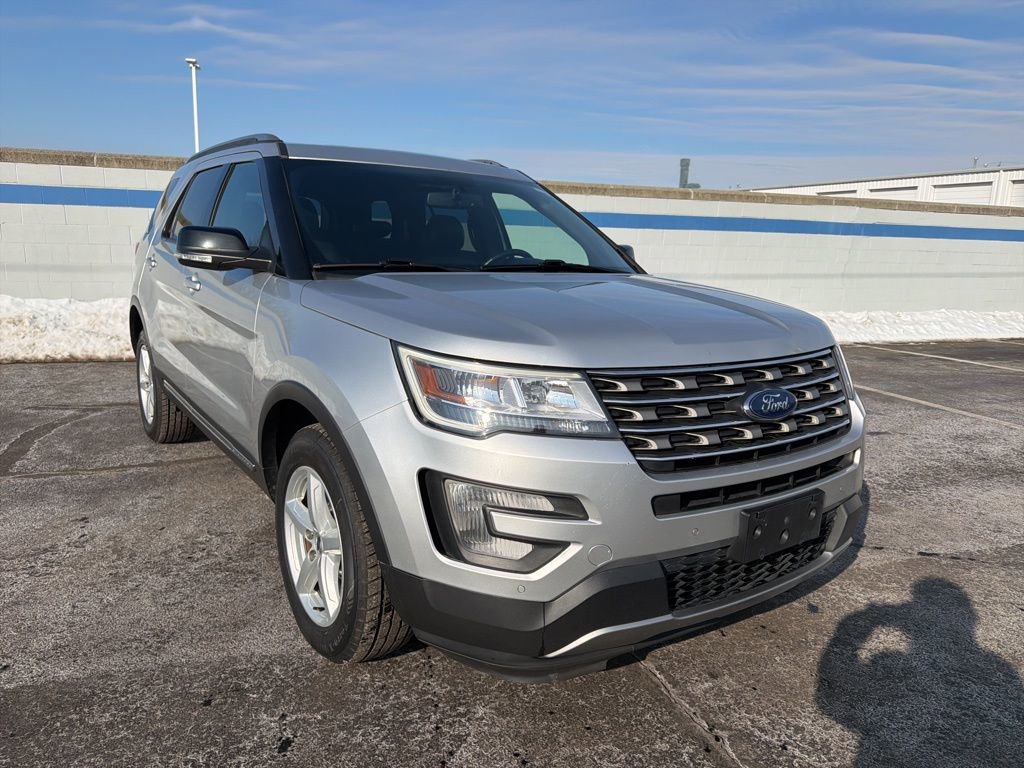 Used 2017 Ford Explorer XLT w/ Equipment Group 202A image 7