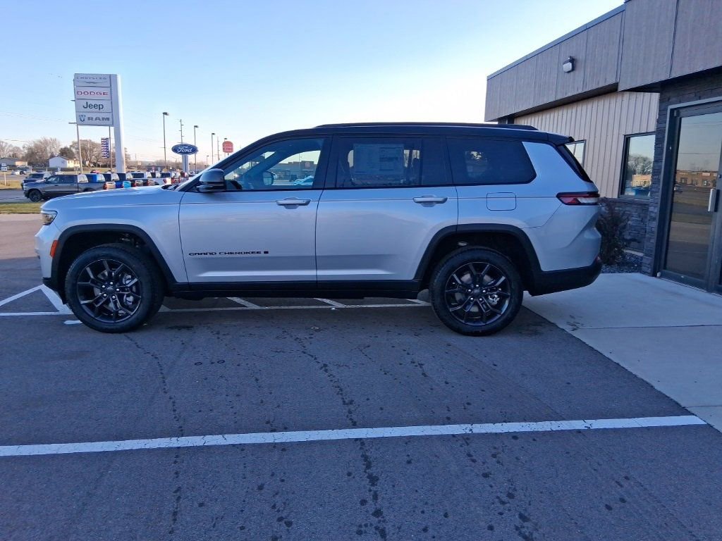 New 2025 Jeep Grand Cherokee L Limited w/ Trailer Tow Package image 3