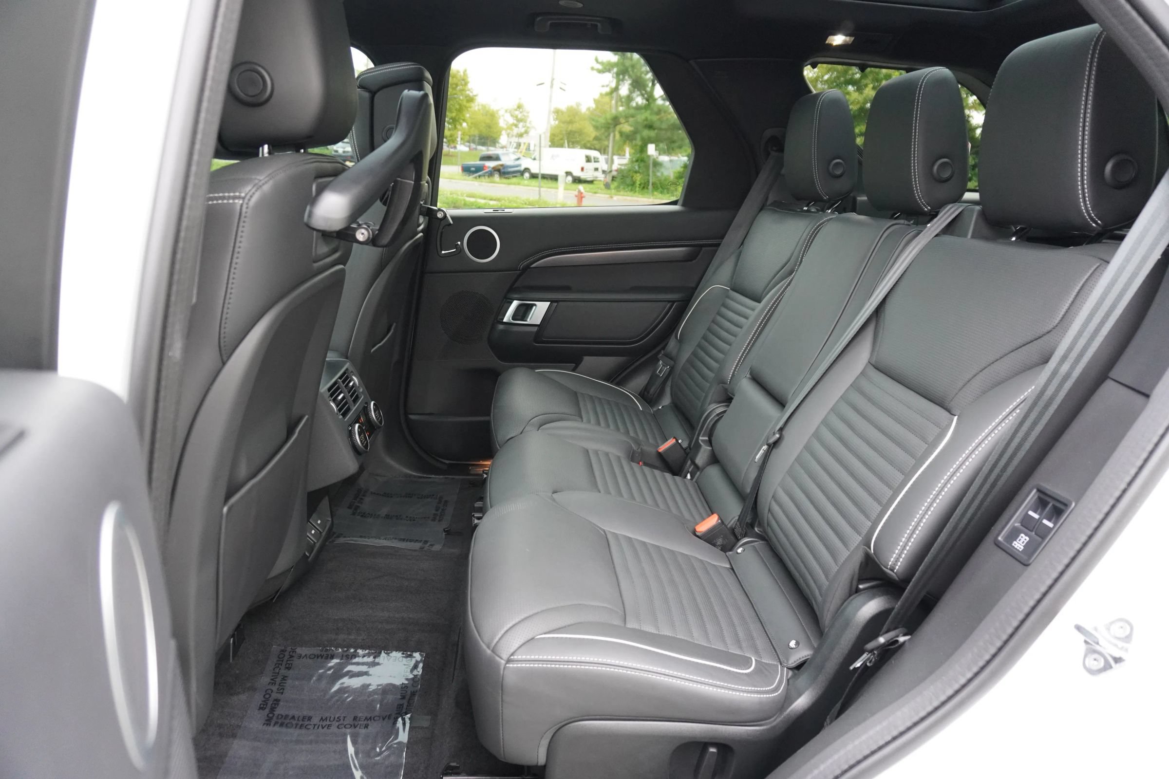 Used 2024 Land Rover Discovery Metropolitan Edition AWD/4WD image 10